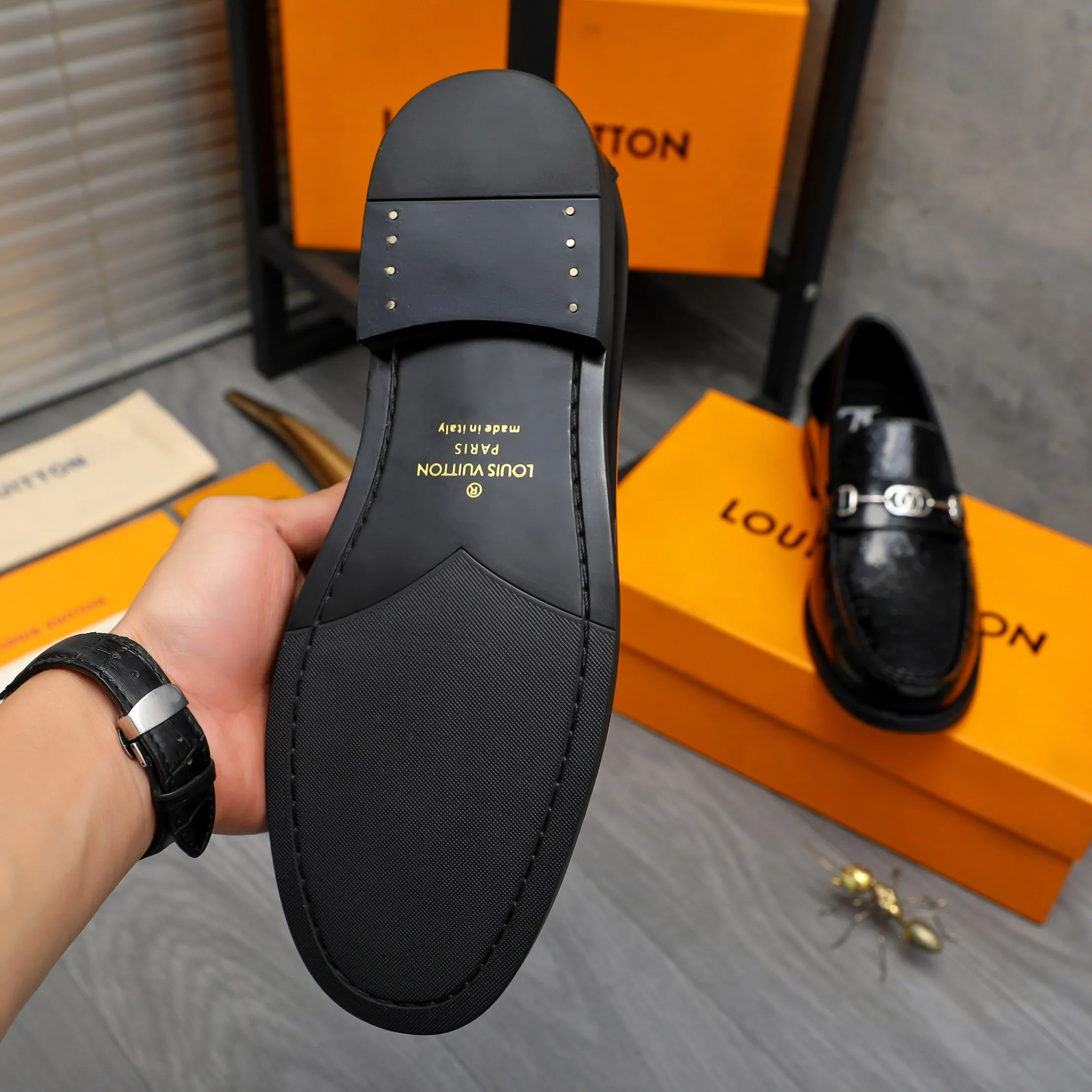 Men's shoes 💰p460 Product trademark: LV (Louis Vuitton) business slip-on leather shoes. Regular size: 38-45 (45 is custom-made and non-returnable) Product materials: Selected high-quality pearlescent embossed cowhide upper, cowhide lining, original rubber outsole